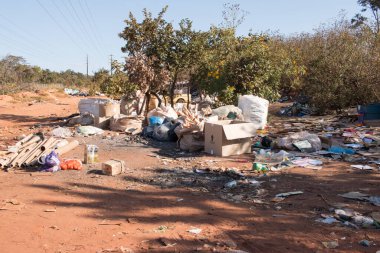 Brasilia, Brezilya, 20 Haziran 2022: Evsizlerin toplayıp attığı çöp bidonları çoğunlukla karton ve plastik şişeler Brasilia 'nın kuzeybatı kesiminde