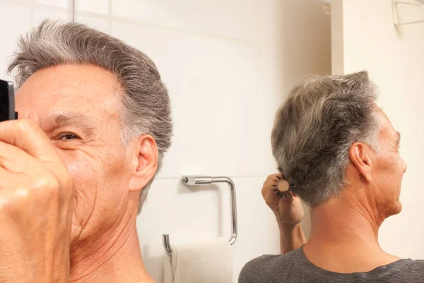 Зріла Людина 60Plus Розчісує Його Основному Сіре Волосся Задній Частині — стокове фото