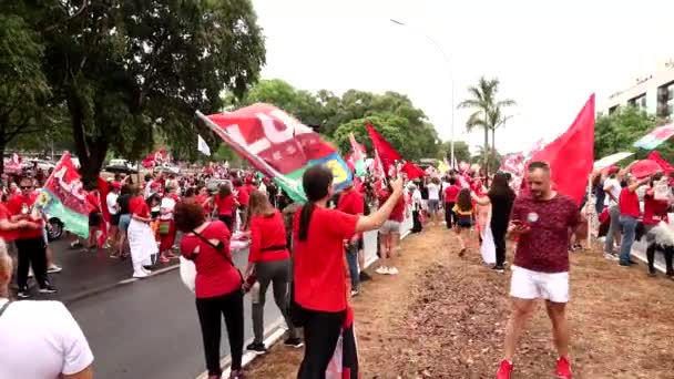 브라질 브라질리아 2020 브라질 대통령 룰라의 지지자들이 다가오는 후보를 지지하며 — 비디오