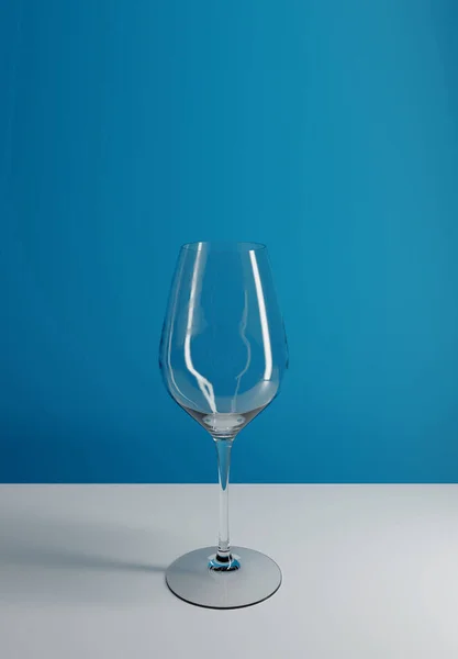 绿松石美丽背景下的空豪华酒杯 3D渲染 — 图库照片
