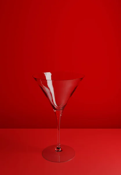 Prázdné Luxusní Koktejlové Sklo Červeném Krásném Pozadí Vykreslování — Stock fotografie