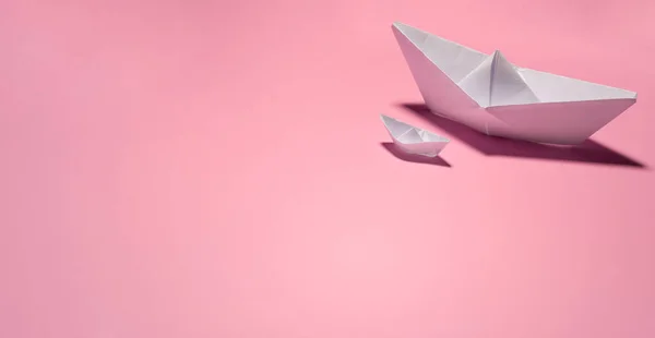 Küçük ve Büyük Kağıt Gemi. Seyahat, İş, Tatil ve Yaz Yolculuğu konsepti fotoğrafı.