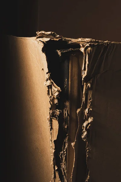 Karton kutunun yırtılmış ya da hasarlı köşesi.