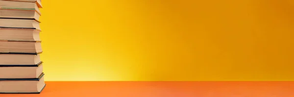 Eski Kitap Yığını. Tematik Okuma ve Edebiyat Arkaplanı Fotoğrafı kavramı. Okuma, Edebiyat, Şiir, Kütüphane, Bilim ve Bilgi.