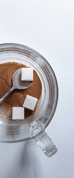 Szklaną Filiżankę Suchą Kawą Kawałkami Cukru — Zdjęcie stockowe