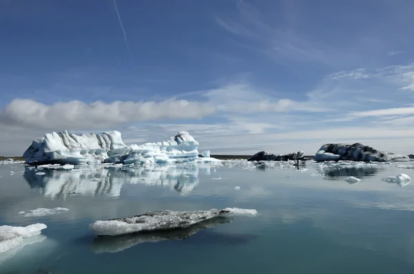 Buzdağları jokulsarlon buz lagoon içinde. — Stok fotoğraf