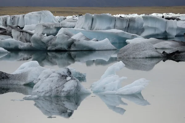 Eisschmelze auf ruhigem Wasser. — Stockfoto