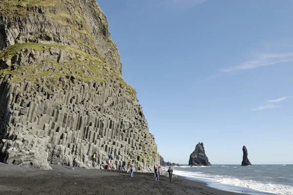 Roccia di basalto sulla spiaggia vulcanica in Islanda . — Foto Stock