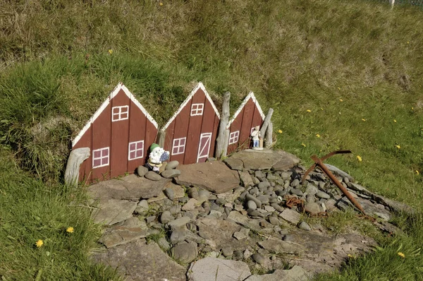 Malé hračky elfí dům na Islandu. — Stock fotografie