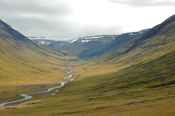 Paisaje montañoso en Islandia .. — Foto de Stock