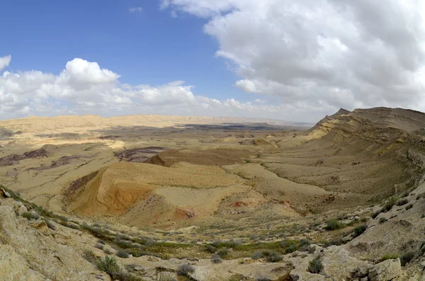 Necef Çölü'nde kocaman bir krater. — Stok fotoğraf