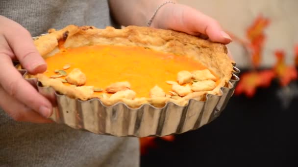 Girl holding in her arms. Fresh Homemade Pumpkin Pie made for Thanksgiving. celebrating a holiday in autumn or winter. homemade baking — Stock Video