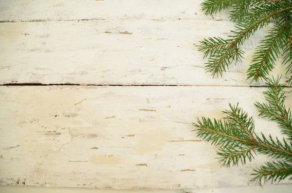 Weihnachtskomposition auf weißem Holzhintergrund mit Kopierraum für Ihren Text — Stockfoto