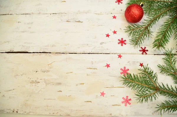 Weihnachtskomposition auf weißem Holzhintergrund mit Kopierraum für Ihren Text — Stockfoto