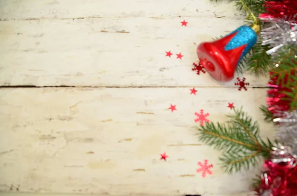 Weihnachtskomposition auf weißem Holzhintergrund mit Kopierraum für Ihren Text — Stockfoto