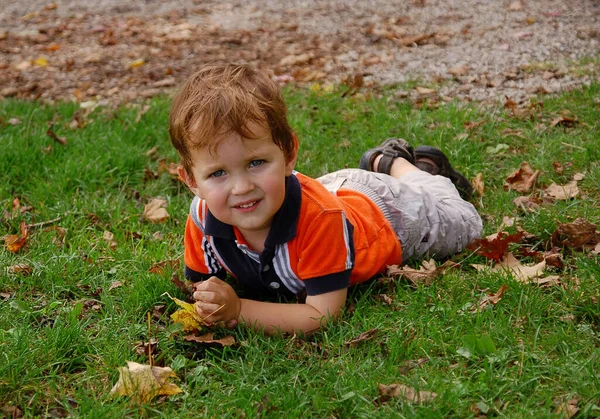 Мальчик Лет Лежащий Траве — стоковое фото