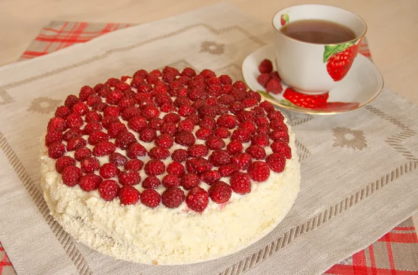라즈베리 케이크와 차 스톡 이미지