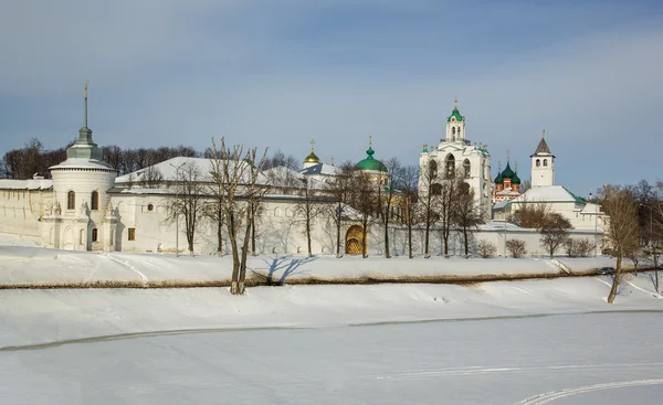 Blick auf das Kloster der heiligen Verklärung. Jaroslawl lizenzfreie Stockbilder