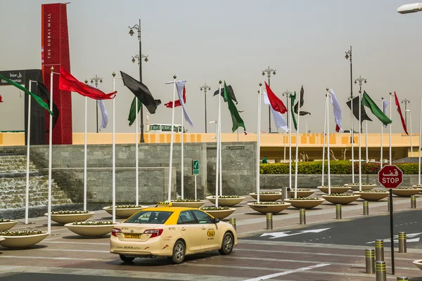 Flaggor på torget nära dubai mall — Stockfoto