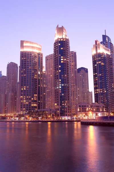 Natt bild av dubai marina. — Stockfoto