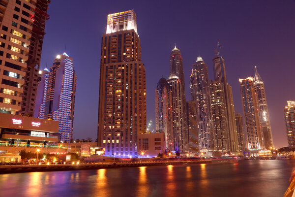Night view of Dubai marina.