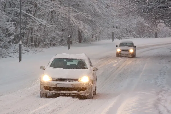 Dois carros dirigindo na neve — Fotografia de Stock