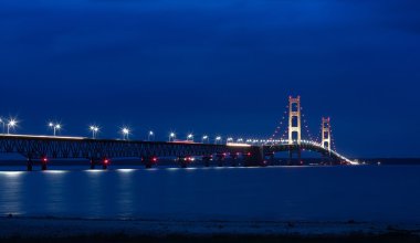 gece Mackinac Köprüsü
