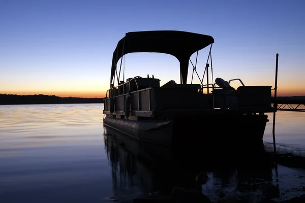 Лодки на восходе солнца — стоковое фото