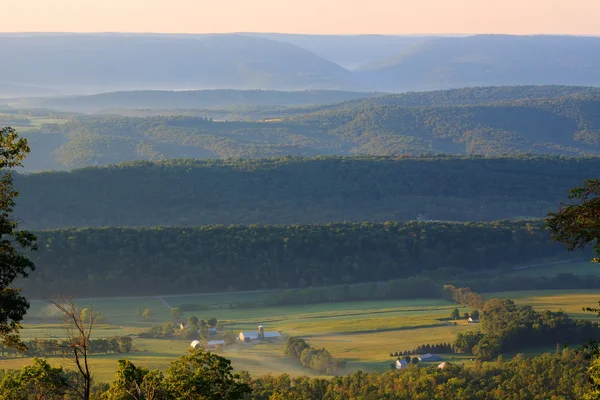 Foggy lever de soleil sur la montagne — Photo