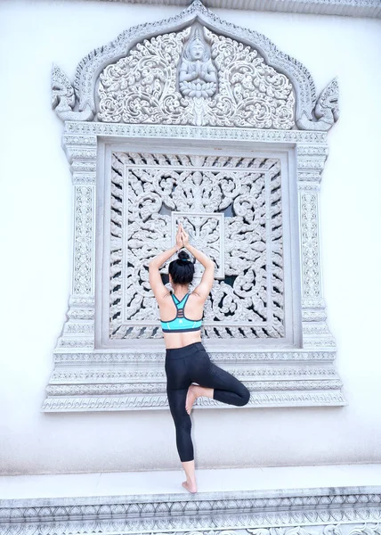 Jovem Mulher Asiática Está Exercitando Com Exercícios Ioga Difíceis Pela — Fotografia de Stock