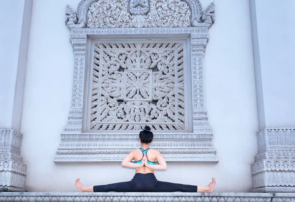 Mujer Asiática Joven Está Haciendo Ejercicio Con Ejercicios Yoga Difíciles —  Fotos de Stock