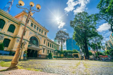 Ho Chi Minh Şehri, Vietnam - 10 Ekim 2021: Ho Chi Minh, Vietnam 'daki küresel salgın Covid' den sosyal uzaklık döneminden sonra Saigon Merkez Postanesi 'nin dışında mimarlık.