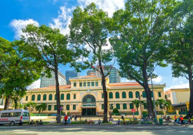 Ho Chi Minh Şehri, Vietnam - 10 Ekim 2021: Ho Chi Minh, Vietnam 'daki küresel salgın Covid' den sosyal uzaklık döneminden sonra Saigon Merkez Postanesi 'nin dışında mimarlık.