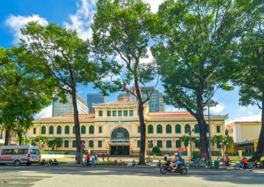 Ho Chi Minh Şehri, Vietnam - 10 Ekim 2021: Ho Chi Minh, Vietnam 'daki küresel salgın Covid' den sosyal uzaklık döneminden sonra Saigon Merkez Postanesi 'nin dışında mimarlık.