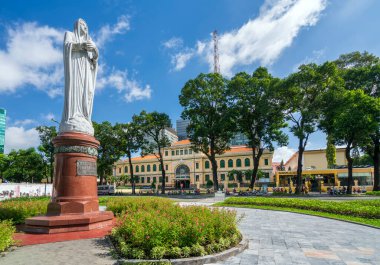Ho Chi Minh Şehri, Vietnam - 10 Ekim 2021: Ho Chi Minh, Vietnam 'daki küresel salgın Covid' den sosyal uzaklık döneminden sonra Saigon Merkez Postanesi 'nin dışında mimarlık.