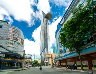 Ho Chi Minh City, Vietnam - 10 Ekim 2021: Finansal kule Ho Chi Minh City, Vietnam 'da küresel salgın sırasında sosyal uzaklık sonrasında alt köşe bulvarından en çok görüntüyü geliştirdi