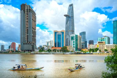 Ho Chi Minh Şehri, Vietnam - 10 Ekim 2021: Nehir boyundaki gökdelenler mimari ofis kuleleri, oteller, merkez kültür ve ticari gelişim ülkesi Ho Chi Minh şehrinde, Vietnam