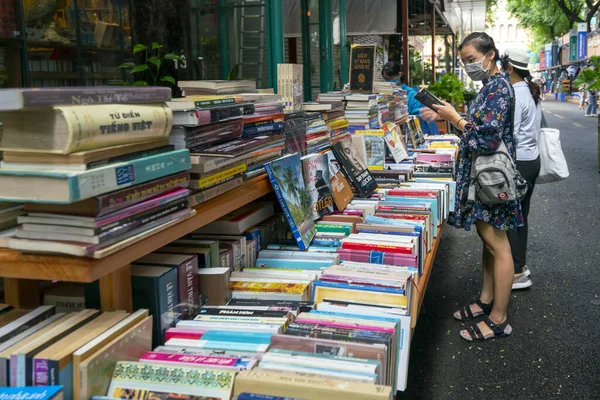 Chi Minh City Vietnam October 10Th 2021 Visitors Choosing Buy — Stock Photo, Image