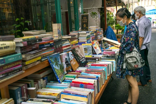 Хошимин Вьетнам Октября 2021 Года Посетители Выбирают Купить Книги Продажи — стоковое фото