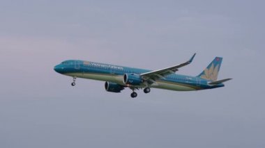 Ho Chi Minh City, Vietnam - 19 Ekim 2021: Vietnam Hava Yolları 'nın VN-A390 Airbus A321 numaralı kargo uçağı Tan Son Nhat Uluslararası Havaalanına indi, Ho Chi Minh City, Vietnam