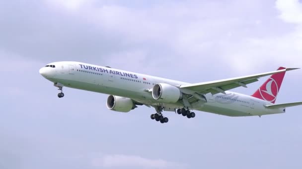 2021年10月19日 越南胡志明市 土耳其航空公司编号Tc Jh波音777的货机在越南胡志明市谭山国际机场降落 — 图库视频影像