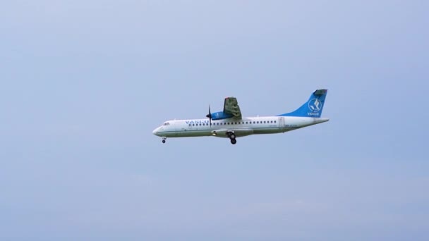 2021年10月19日 越南胡志明市 越南Vasco航空公司Vn B225 Atr 72号货机在越南胡志明市Tan Son Nhat国际机场降落 — 图库视频影像