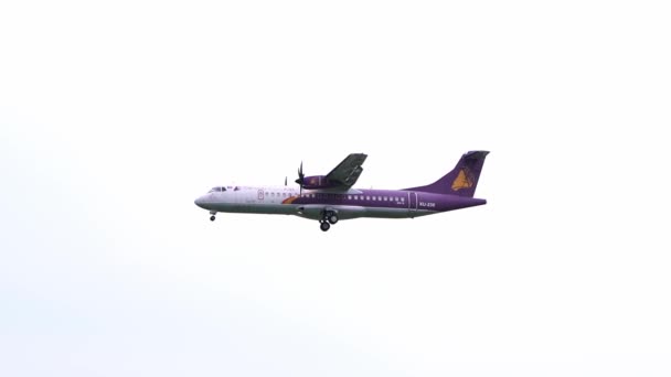 2021年10月22日 越南胡志明市 一架编号为Xu 236 Atr 72的柬埔寨吴哥窟航空公司客机在越南胡志明市谭山国际机场降落 — 图库视频影像