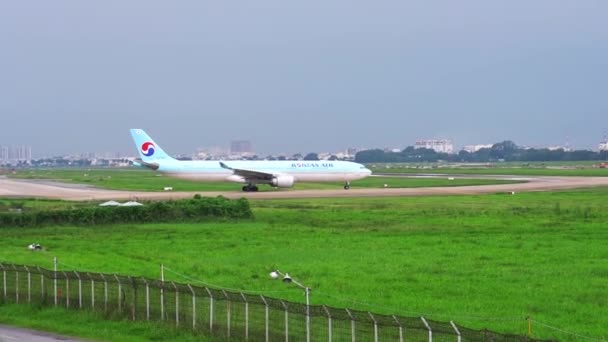 ベトナムホーチミン2021年10月22日 ベトナムホーチミン国際空港タンソンニャット国際空港を離陸する韓国航空の旅客機保有番号Hl7709エアバスA330 — ストック動画