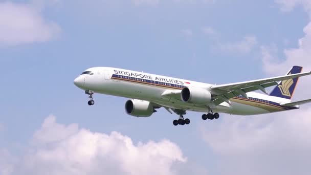 2021年10月22日 越南胡志明市 新加坡航空9V Sha空中客车A350客机在越南胡志明市谭山国际机场降落 — 图库视频影像