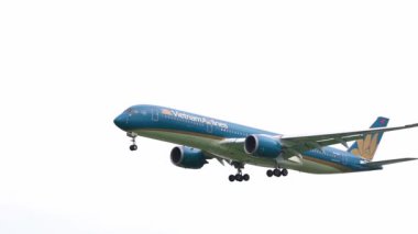 Ho Chi Minh City, Vietnam - 22 Ekim 2021: Vietnam Havaalanı VN-A886 Airbus A350 numaralı yolcu uçağı Tan Son Nhat Uluslararası Havaalanına indi, Ho Chi Minh City, Vietnam