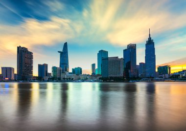 Ho Chi Minh şehri, Vietnam, 9 Kasım 2021: Ho Chi Minh City, Vietnam 'da salgın nedeniyle sosyal uzaklık döneminden sonra gün batımında nehir kenarı kentsel alanı yeniden canlandı