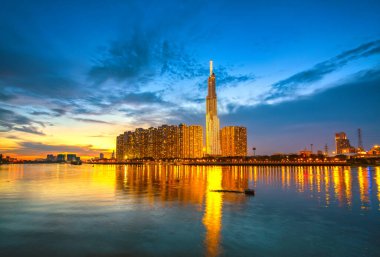 Ho Chi Minh şehri, Vietnam, 2 Kasım 2021: Ho Chi Minh City, Vietnam 'da salgın nedeniyle sosyal uzaklık döneminden sonra gün batımında nehir kenarı kentsel alanı yeniden canlandı