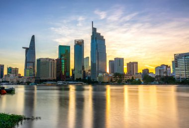 Ho Chi Minh şehri, Vietnam, 9 Kasım 2021: Ho Chi Minh City, Vietnam 'da salgın nedeniyle sosyal uzaklık döneminden sonra gün batımında nehir kenarı kentsel alanı yeniden canlandı