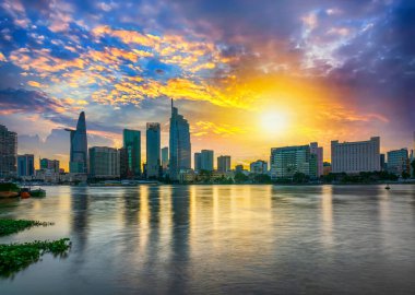 Ho Chi Minh şehri, Vietnam, 9 Kasım 2021: Ho Chi Minh City, Vietnam 'da salgın nedeniyle sosyal uzaklık döneminden sonra gün batımında nehir kenarı kentsel alanı yeniden canlandı